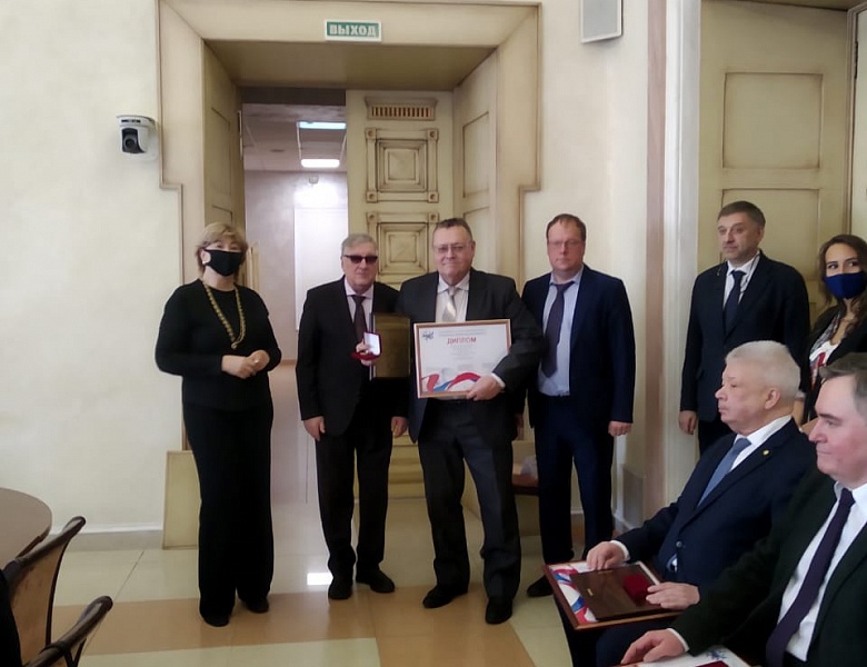 Лауреат премии "Профессор года" Юрий Трунов награждён медалью и дипломом