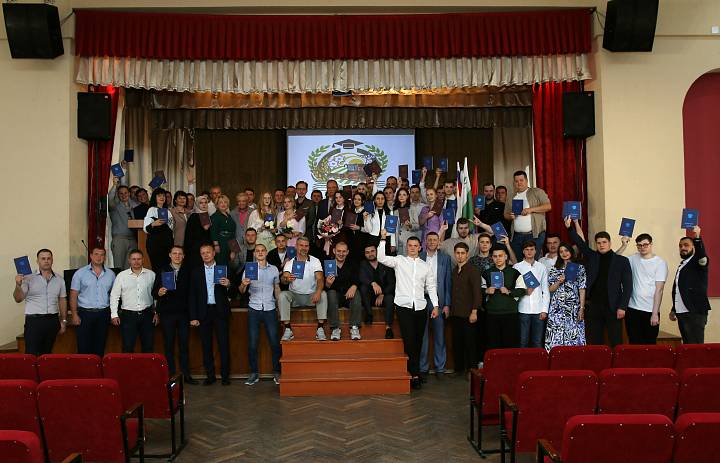 Вручение дипломов выпускникам Инженерного института